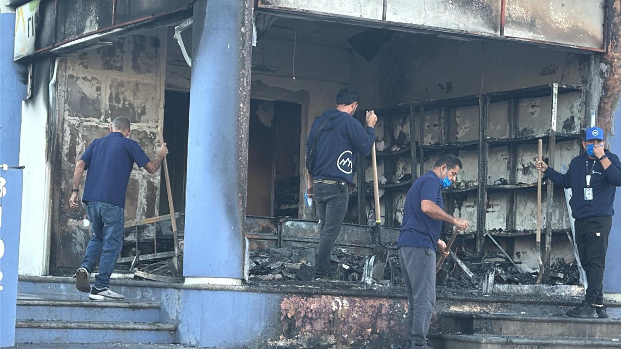 $!Incendian tienda de uniformes de un jardín de niños de la colonia Horizontes, en Culiacán