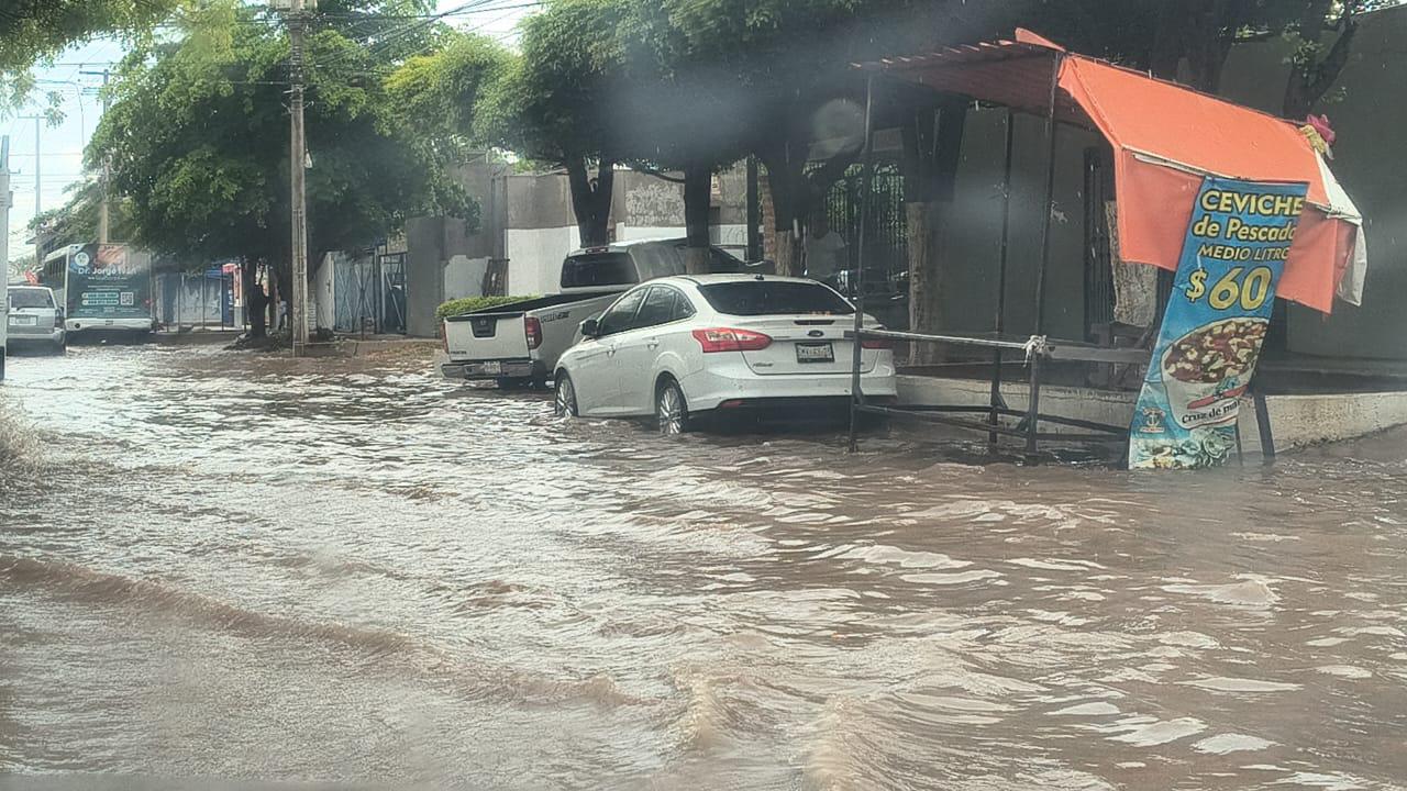 $!Tormenta matutina sorprende a Los Mochis; despliegan brigadas de emergencia por encharcamientos en vialidades