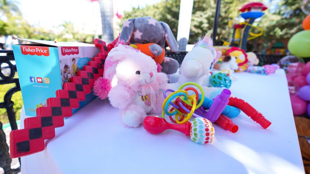 $!Se unen mazatlecos a la realeza del Carnaval para donar juguetes