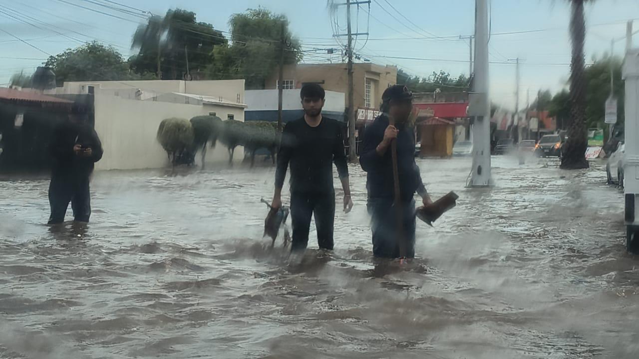 $!Tormenta matutina sorprende a Los Mochis; despliegan brigadas de emergencia por encharcamientos en vialidades