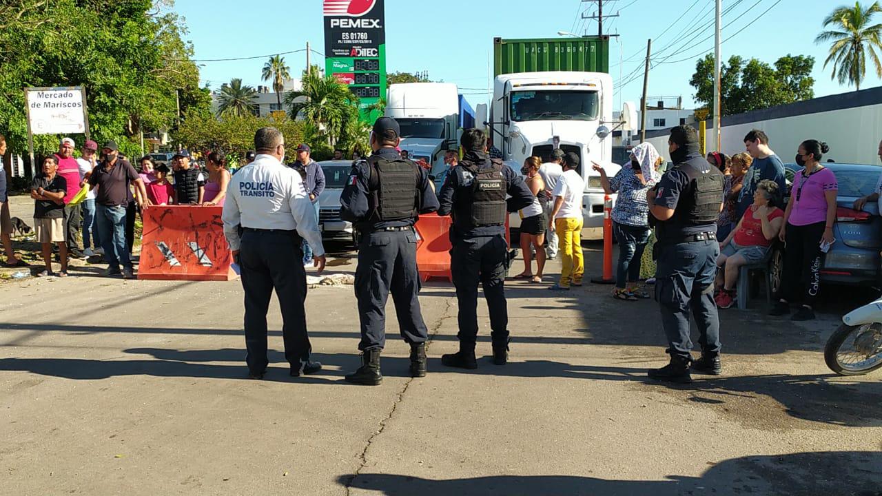 $!Luego de 30 horas sin luz, vecinos de la Colonia Gabriel Leyva toman la Avenida Emilio Barragán, en Mazatlán