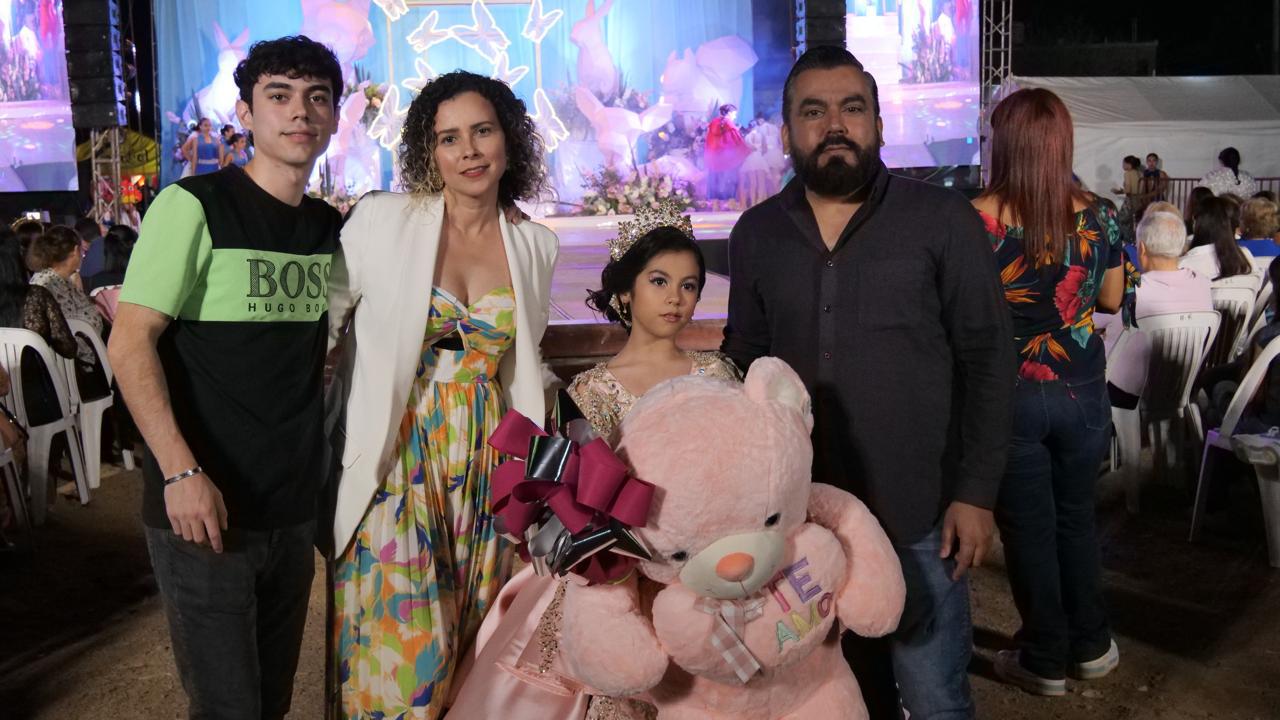 $!Con personajes de Disney coronan a Elva Alejandra I, como Reina Infantil de la Feria en Rosario