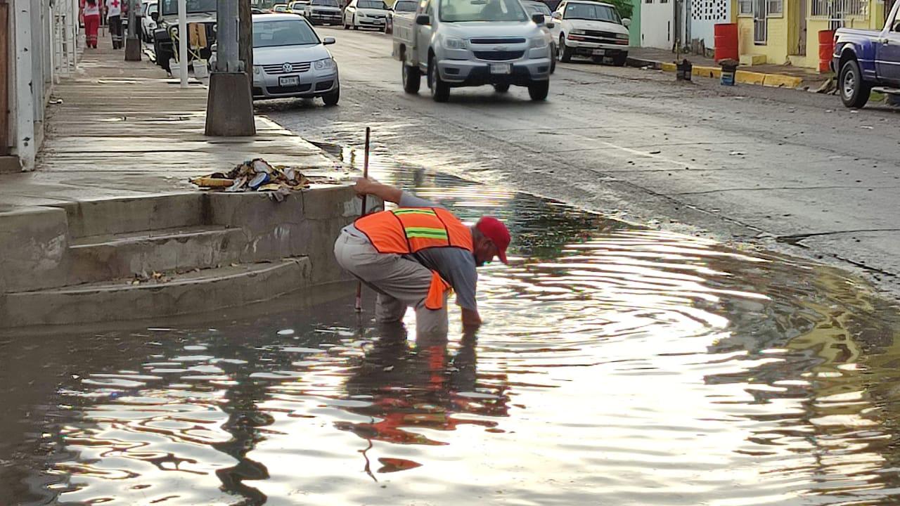 $!Por tormenta, cierran vialidades en Mazatlán tras presentar alto nivel de agua