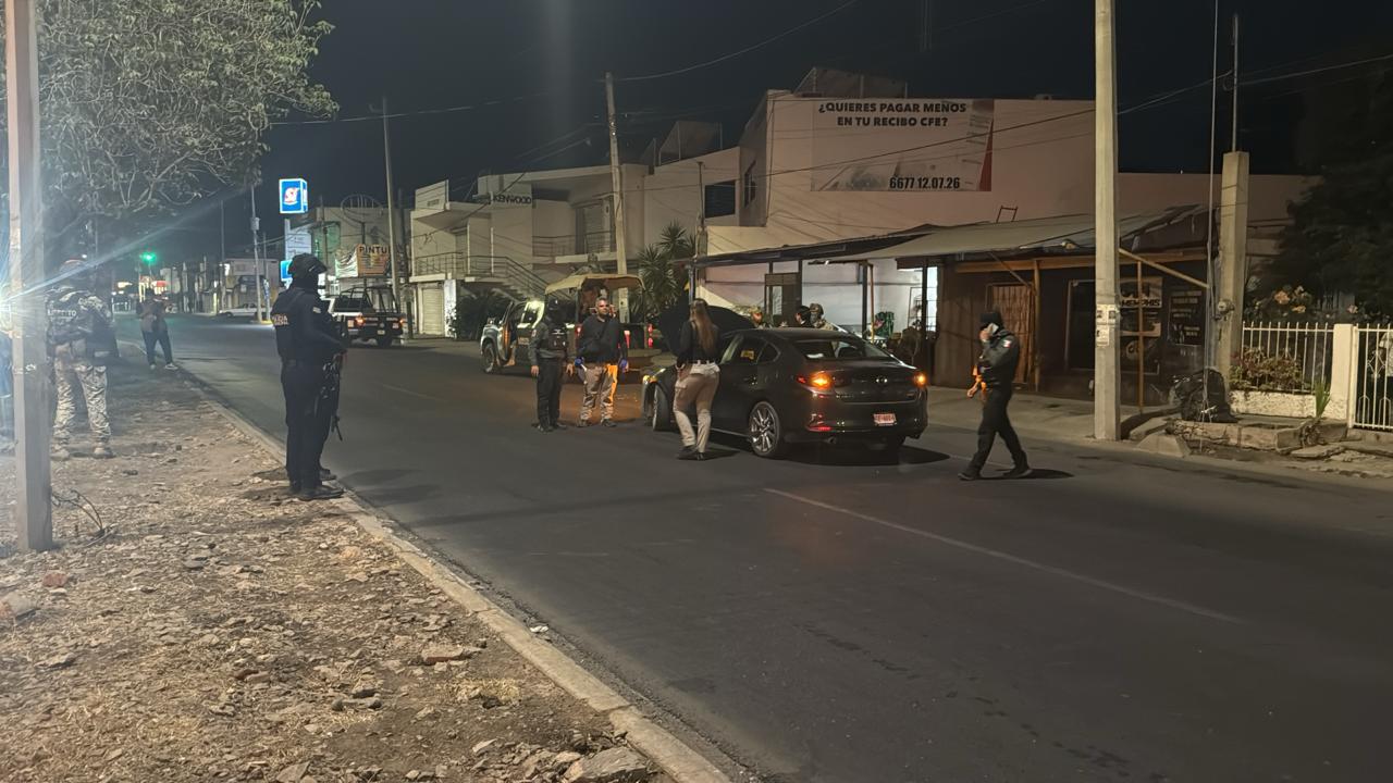 $!Deja balacera en Culiacán una camioneta abandonada con rastros de sangre y un vehículo averiado