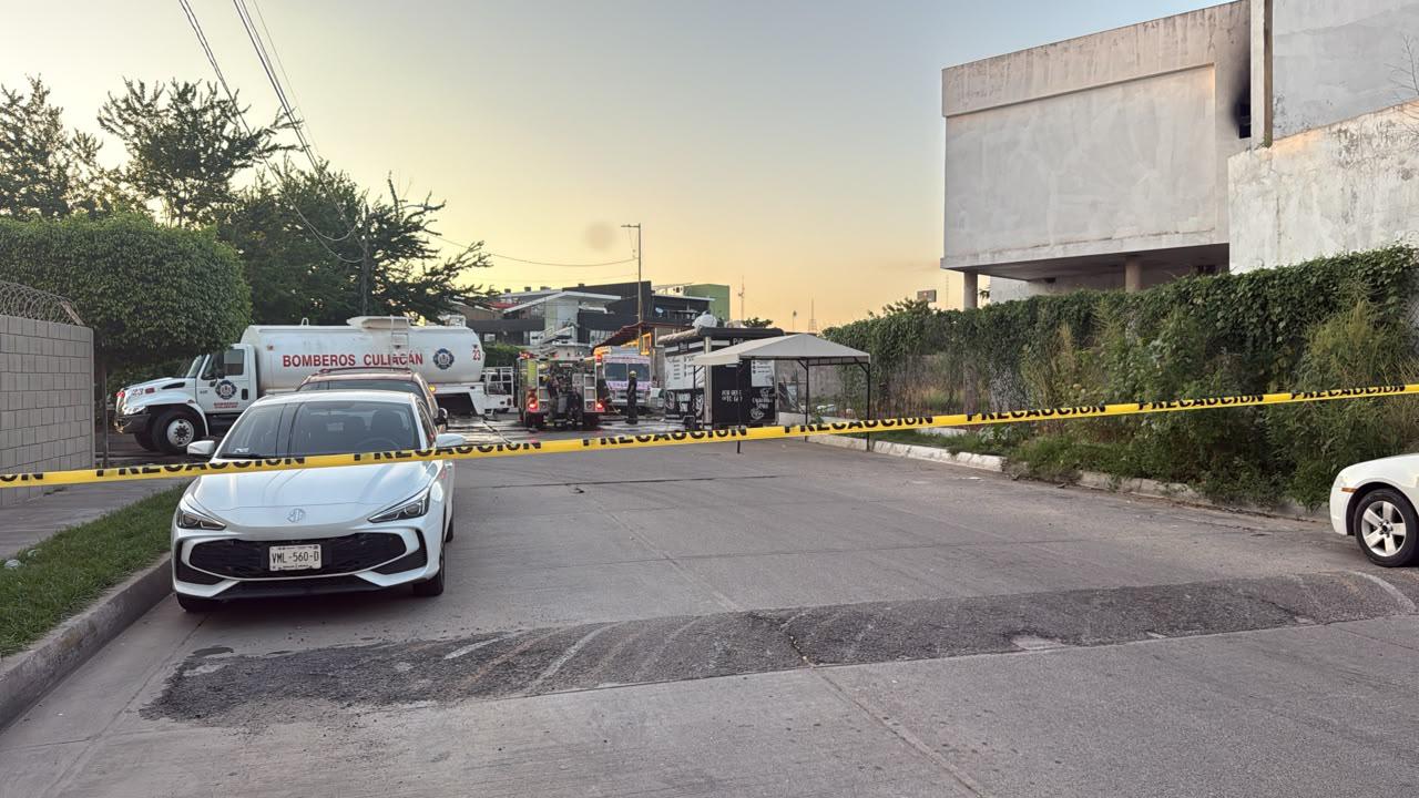 $!Rescatan a perro en incendio de casa abandonada en el sector Tres Ríos, en Culiacán