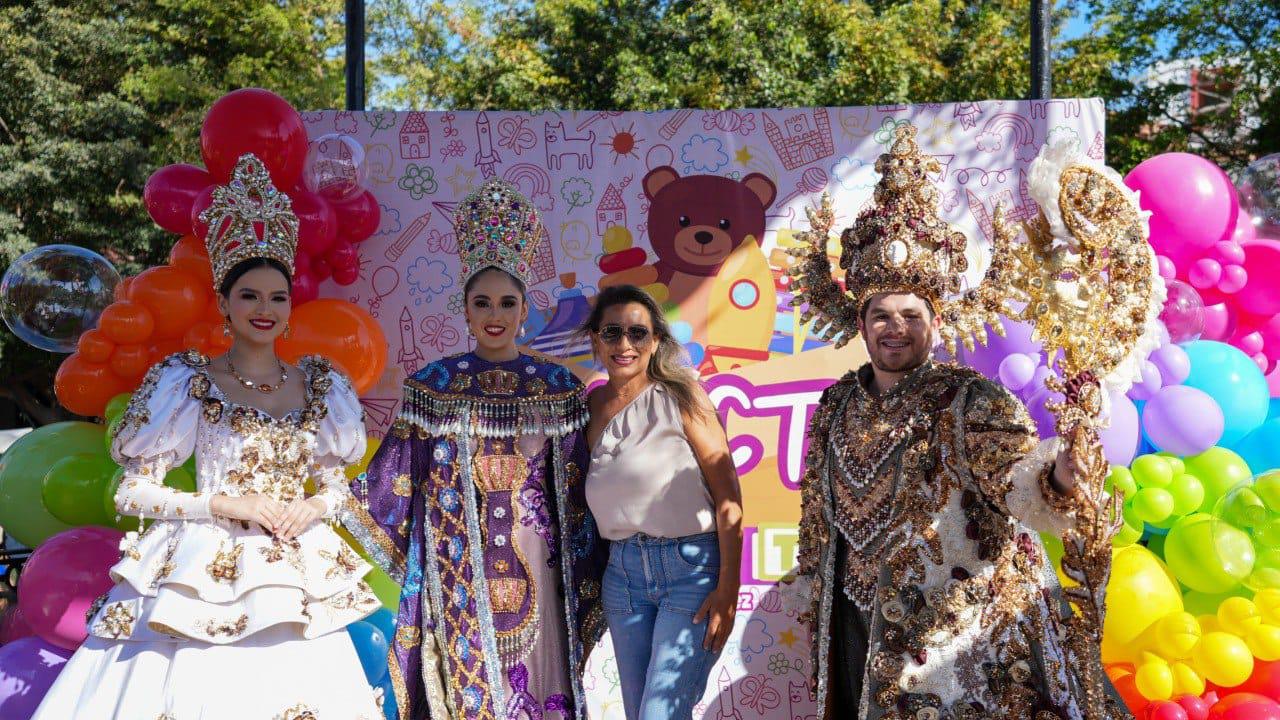 $!Se unen mazatlecos a la realeza del Carnaval para donar juguetes