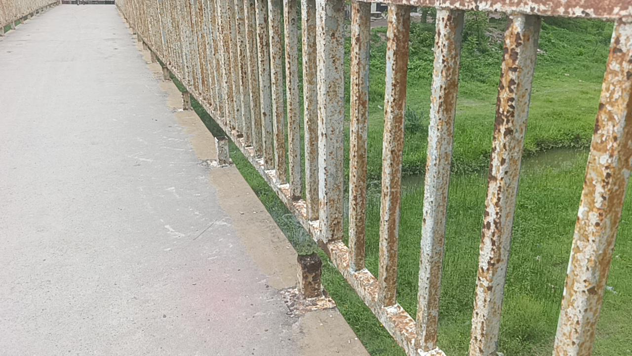 $!Avanza deterioro de puente peatonal de la Colonia Paredones, en Escuinapa