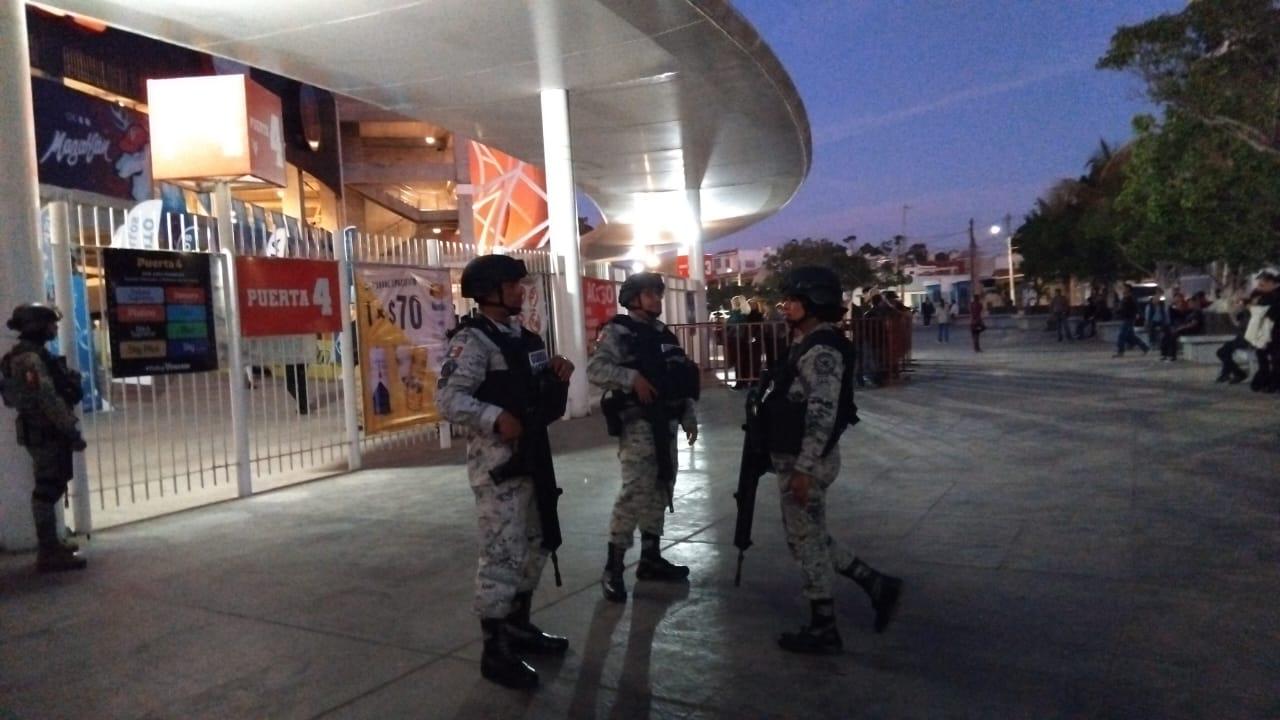 $!Blindan elementos de seguridad el Teodoro Mariscal previo a la coronación de la Reina de los Juegos Florales