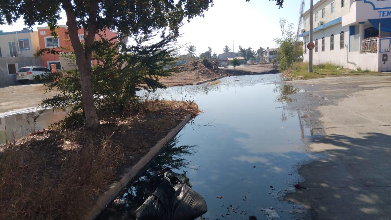$!Sufren habitantes de la Burócrata, en Mazatlán, por una fuerte fuga de drenaje desde hace años