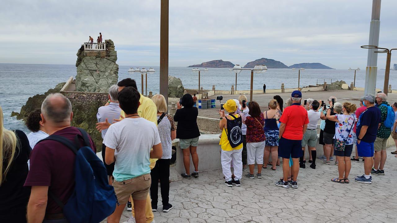 $!Turistas de crucero disfrutan de un espectáculo que les ‘roba el aliento’