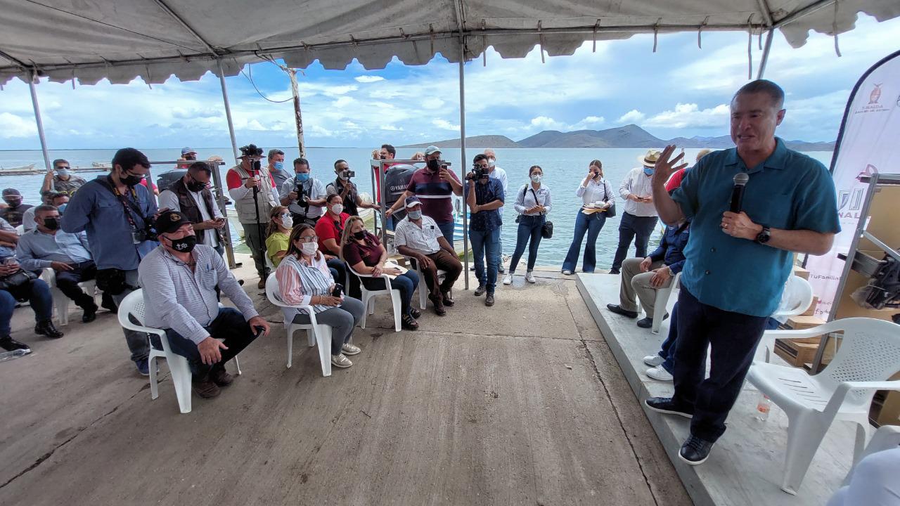 $!‘Ya toda esta lana no se jinetea’, dice Quirino al entregar 38 motores marinos en Guasave