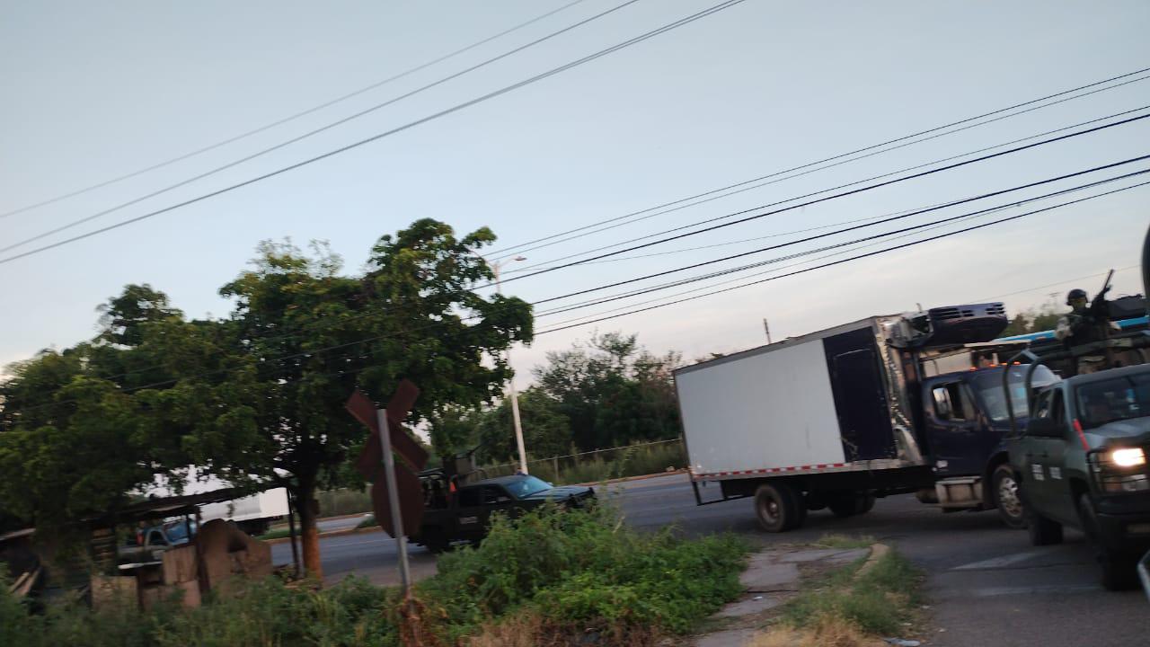 $!Localizan camión con 300 kilos de droga en El Ranchito, en Culiacán