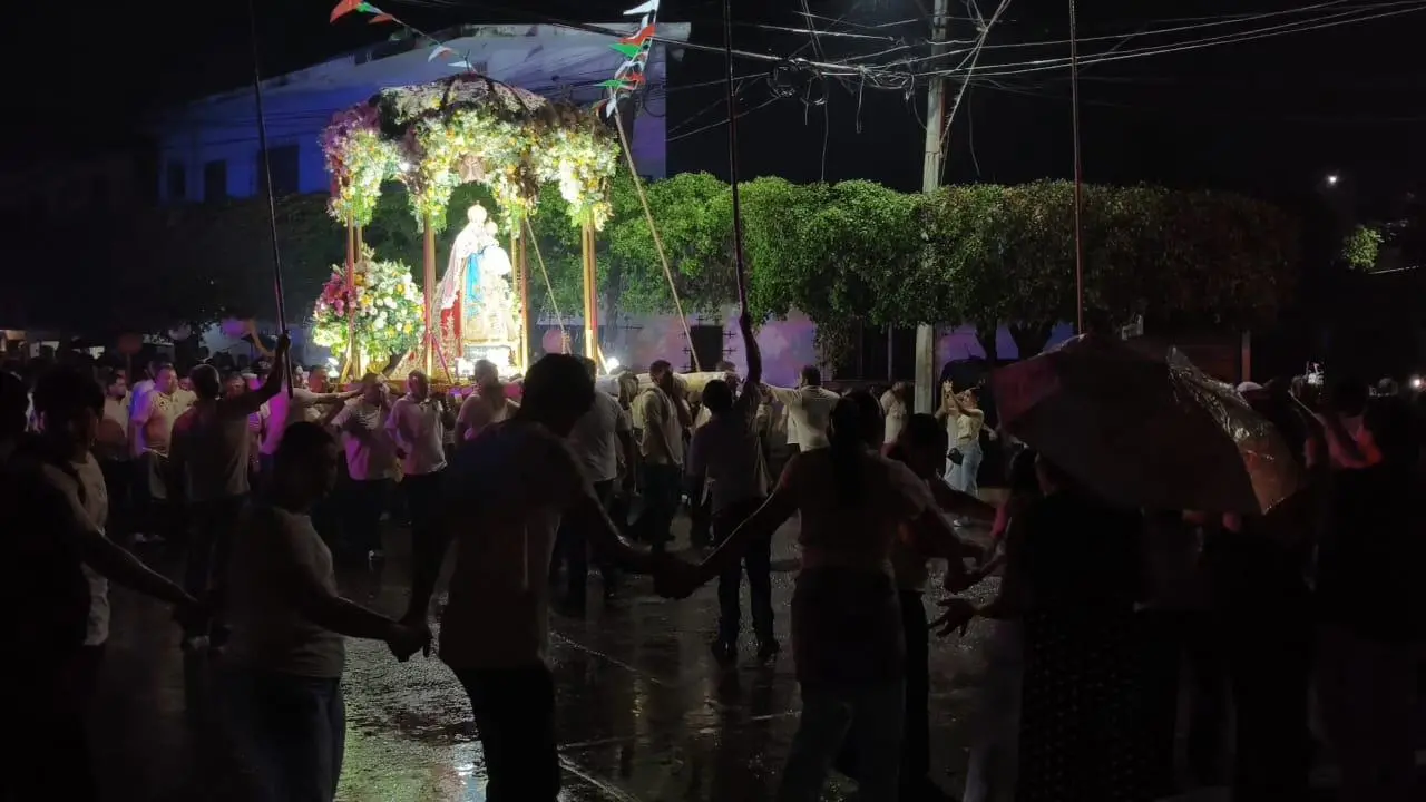 $!‘¡Viva la Virgen del Rosario!: feligreses celebran su fe pese a las lluvias