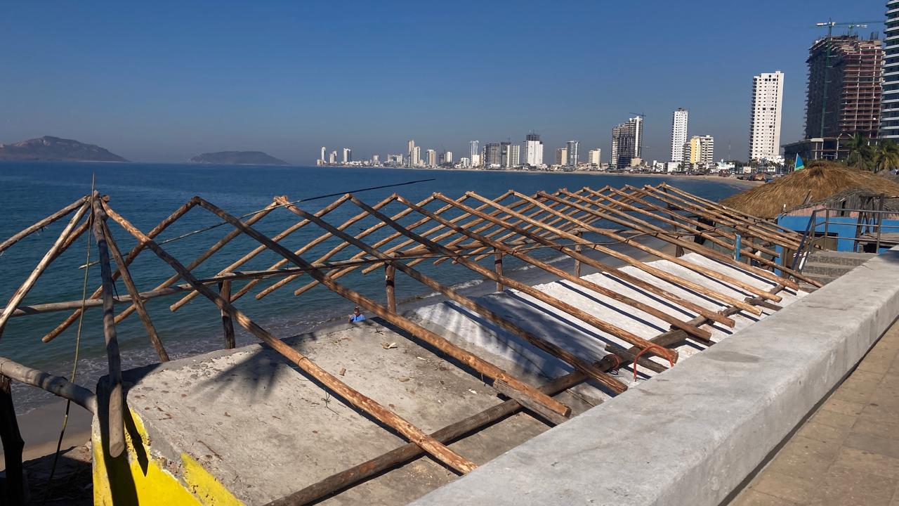 $!De manera oficial, Profepa anuncia clausura de obras irregulares en playa de Mazatlán
