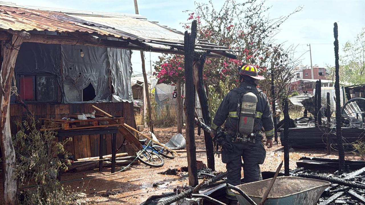 $!Incendio consume tres viviendas en asentamiento de Valle del Agua, al oriente de Culiacán