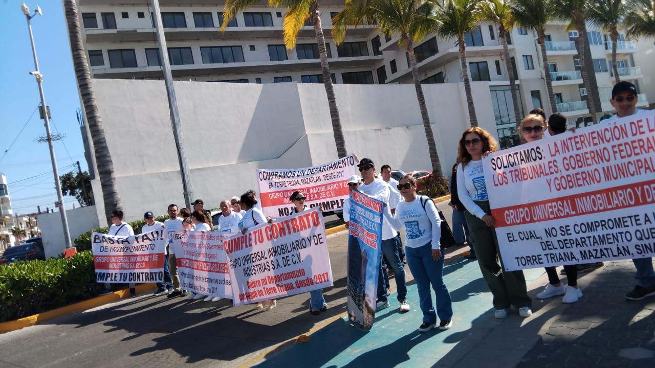 $!Bloquean paseo Claussen y exigen que torre entregue departamentos liquidados, en Mazatlán