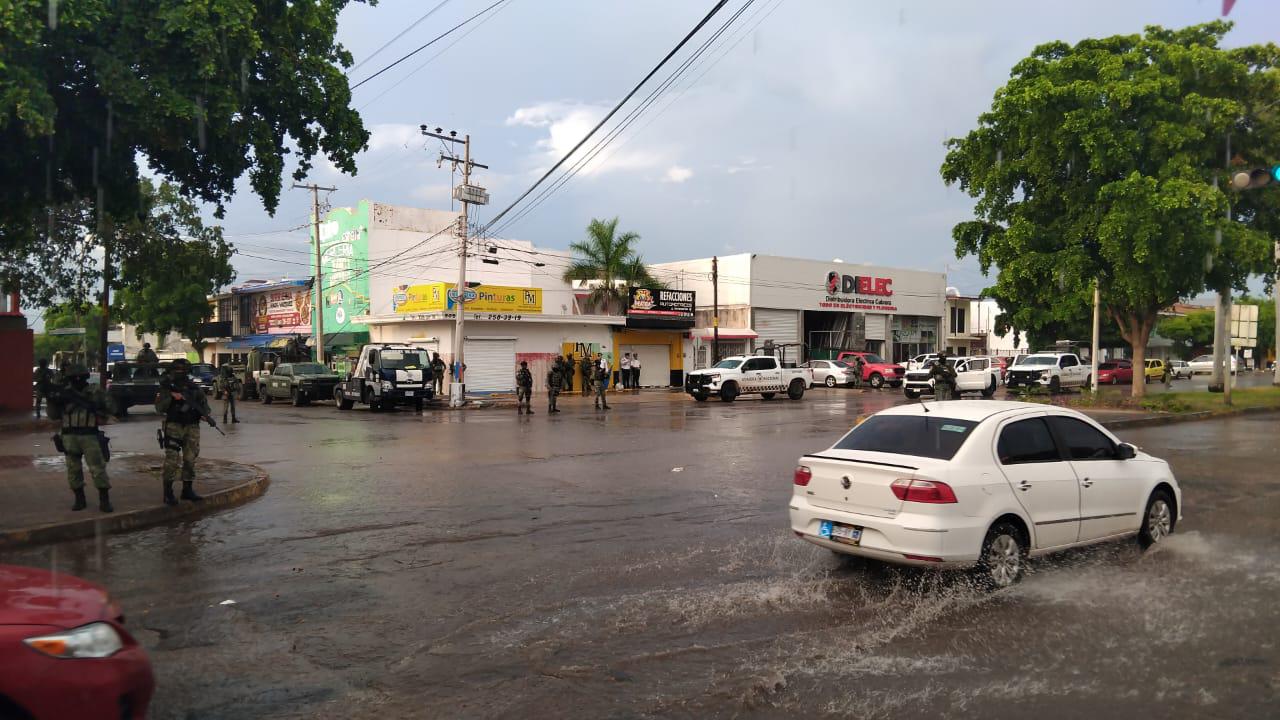 $!Detienen a dos hombres tras persecución en el primer cuadro de Culiacán