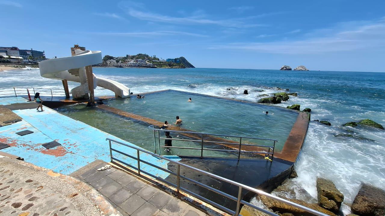 $!Reabren alberca de la Carpa Olivera al público y turistas aprovechan para pasar el día