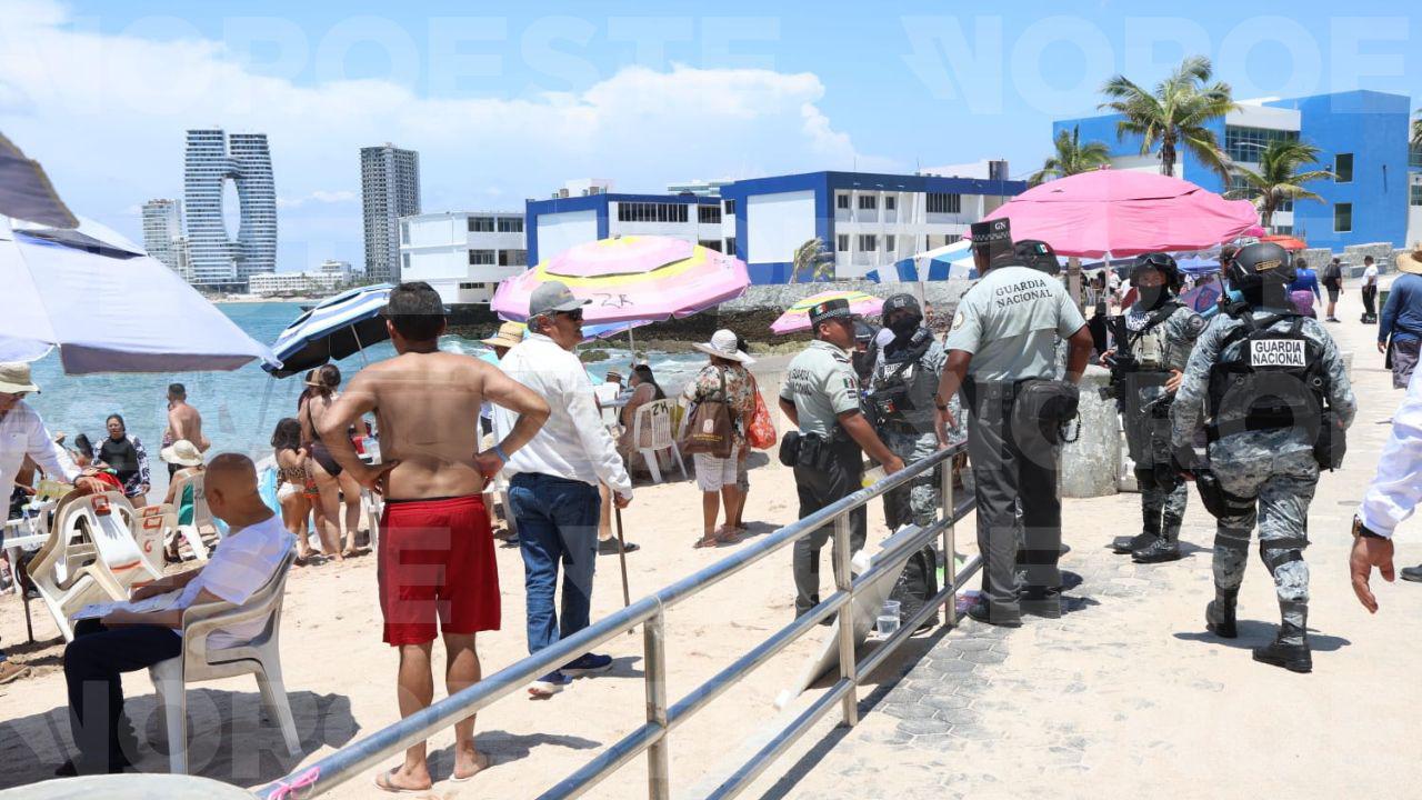 $!Realizan operativo de desalojo de vendedores y prestadores de servicio en Playa Pinitos