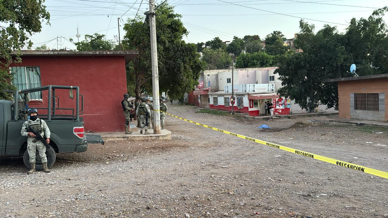$!Asesinan a balazos a un hombre frente a una tienda en la colonia Buenos Aires, en Culiacán