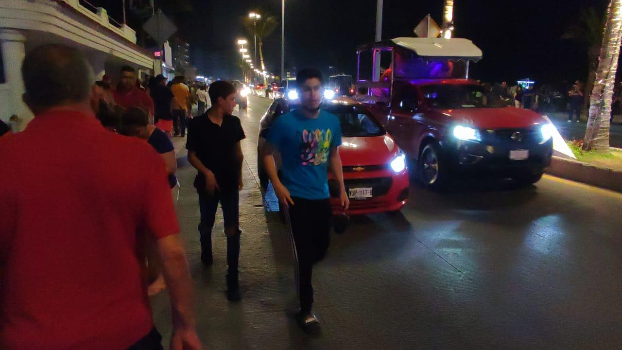 $!Mazatlán pasa su primera ‘noche santa’ muy movida, y sin cubrebocas en el malecón