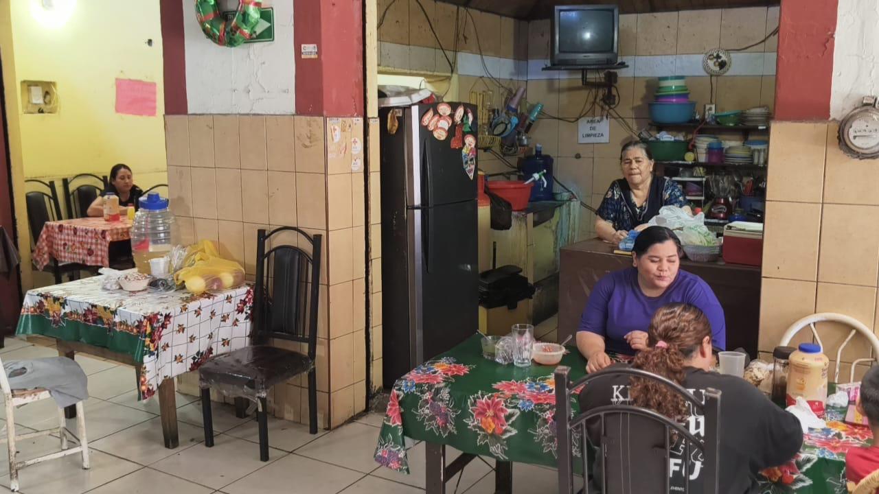 $!Rosalba mantiene viva la venta de comida corrida en el mercado municipal de Rosario