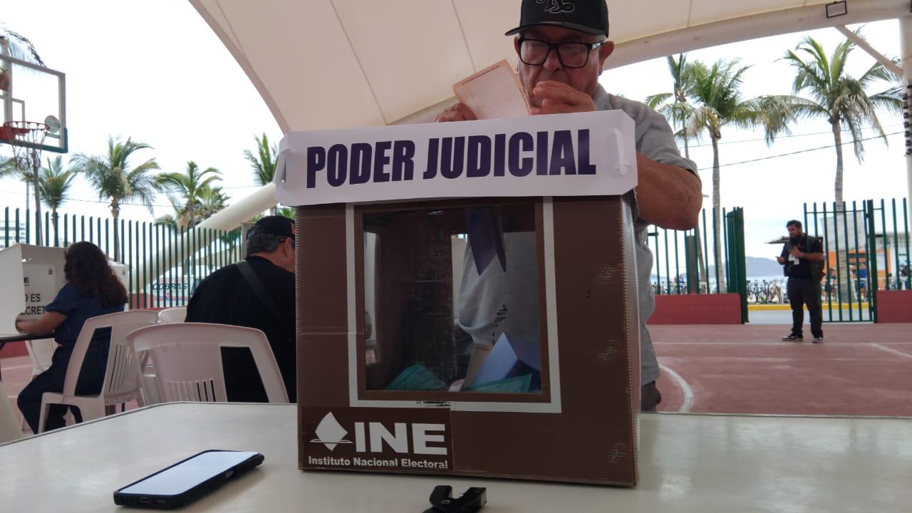 $!Ciudadanos en Mazatlán señalan lentitud en el proceso para emitir su voto