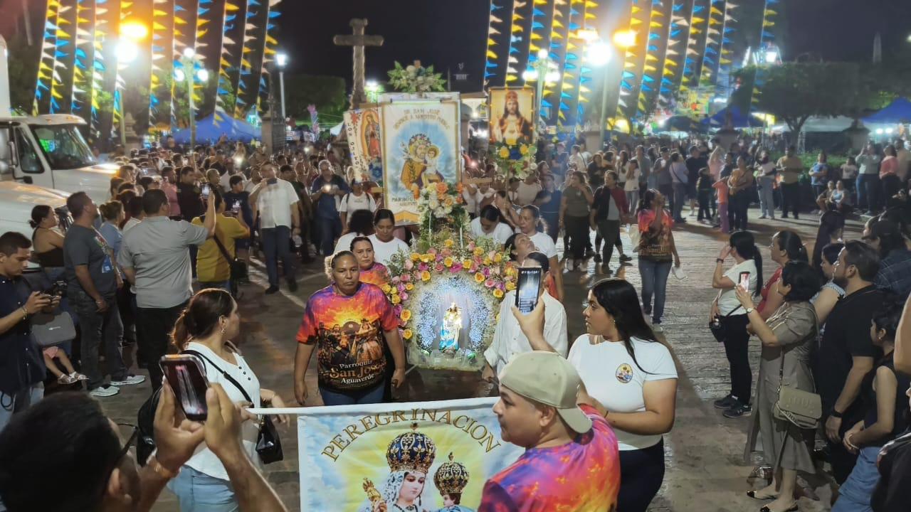 $!Pueblo de Agua Verde peregrina para agradecer la salud de joven y pedir paz a la Virgen del Rosario