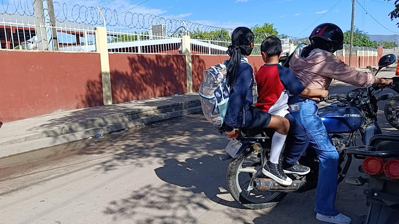 $!Ante rumores de enfrentamientos, en Escuinapa padres recogen a sus hijos de primaria