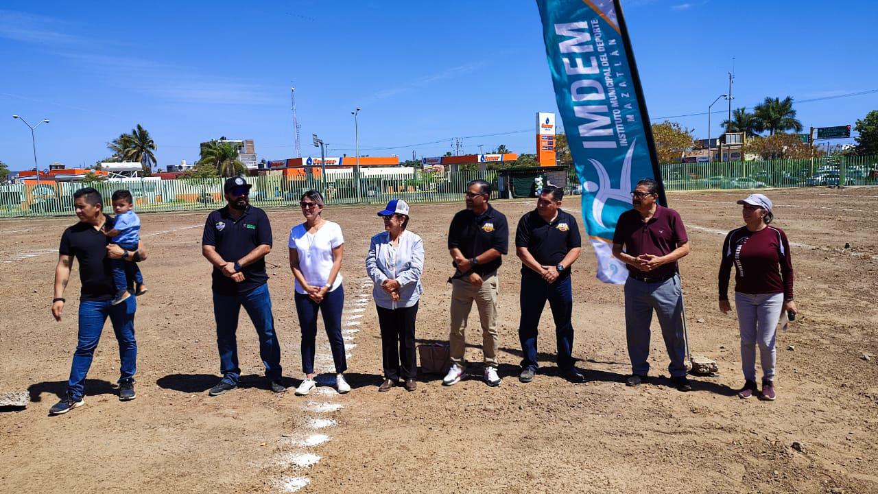 $!Inauguran obra de inicio de campo de futbol americano en la Unidad Juárez de Mazatlán
