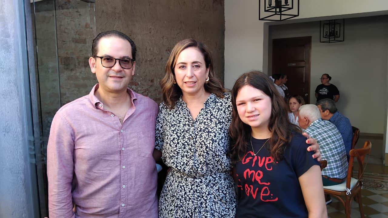 $!Abelardo Acosta, María Eugenia Coppel y María Fernanda Coppel.
