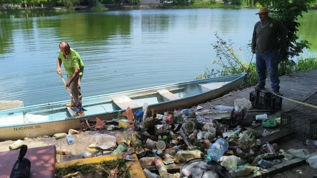 $!Tras lluvias en Rosario, Servicios Públicos realiza limpia en la Laguna del Iguanero