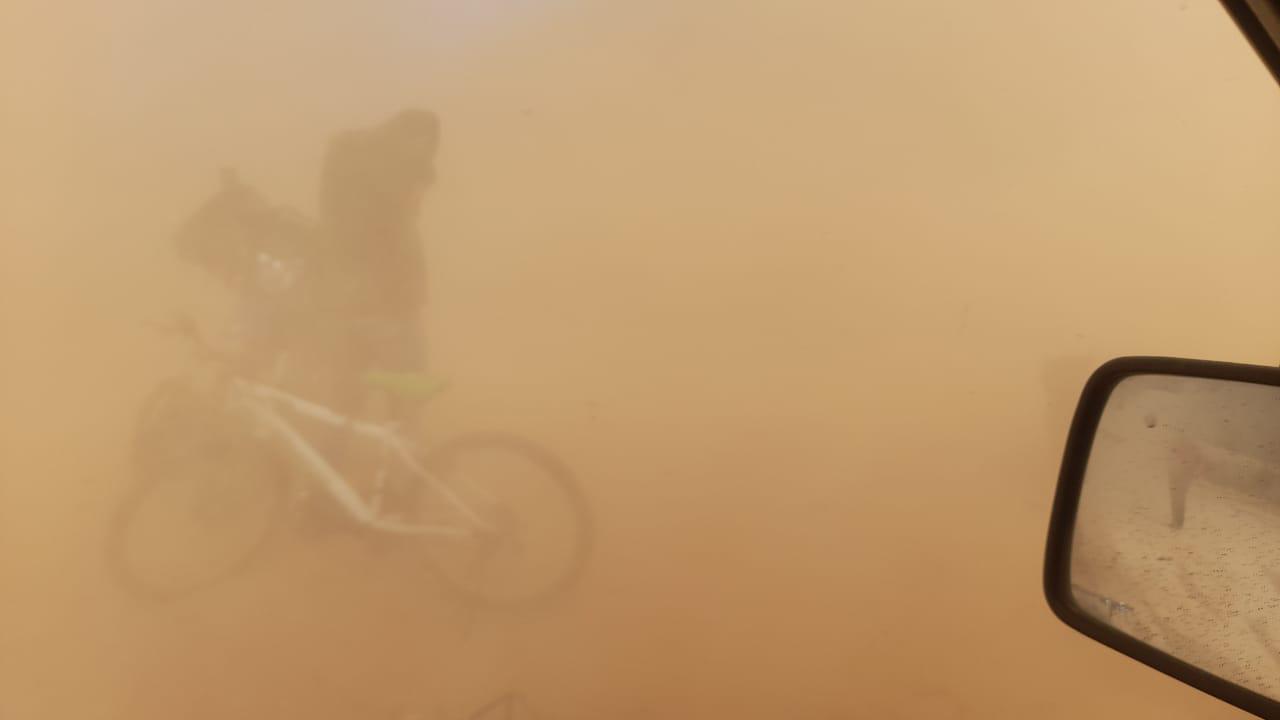 $!Remolino hace correr a futbolistas en La Palma Sola, en Mazatlán (FOTOS)