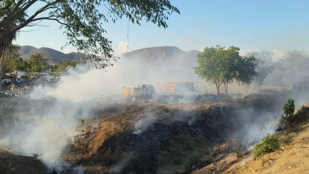 $!Incendio de maleza amenaza a pensión y base de Seguridad Pública en Rosario