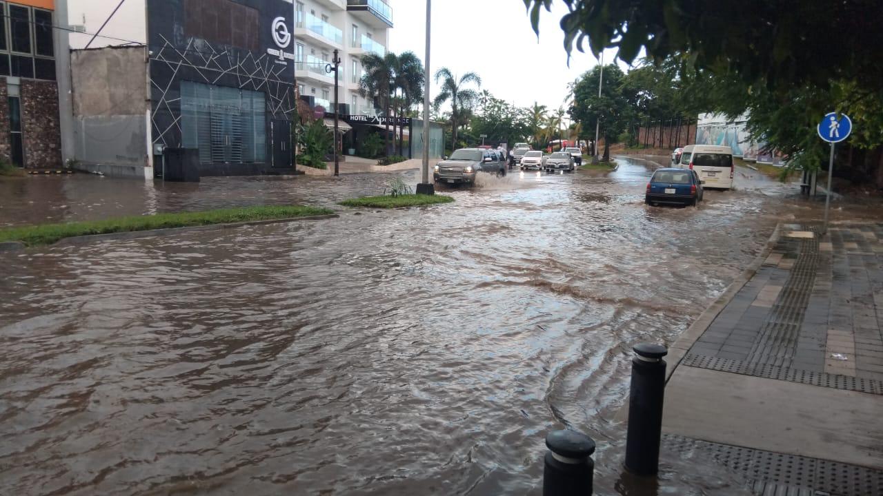 $!Provocan lluvias inundaciones en tramos de avenidas de Mazatlán