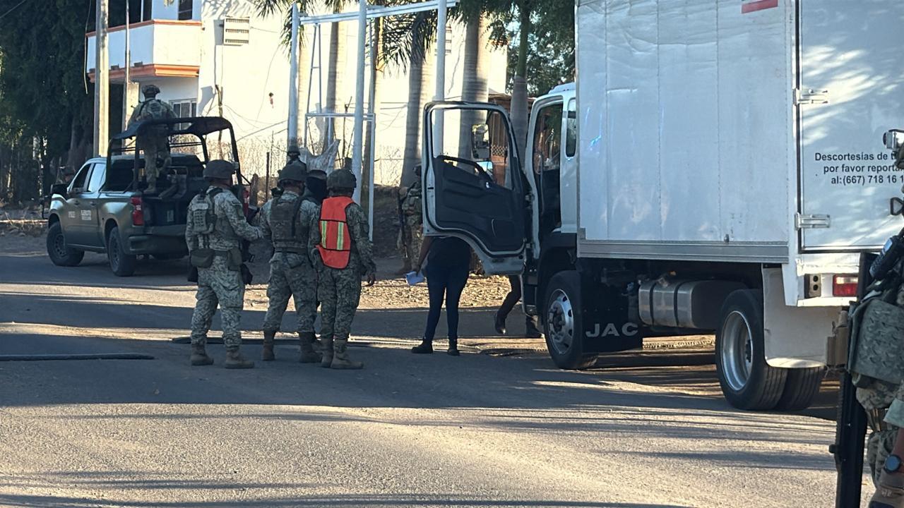 $!Balean a chofer de camión de carga y pide auxilio en retén militar, en Culiacán
