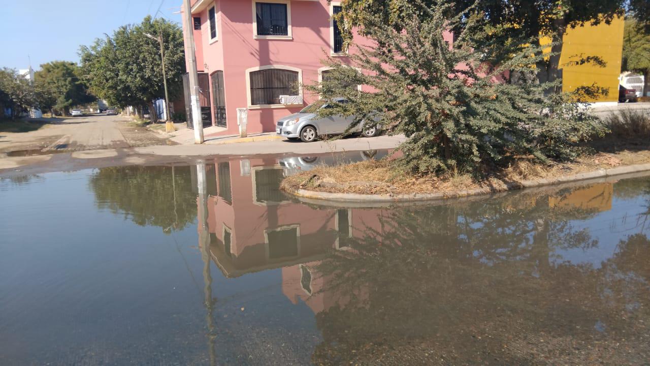 $!Sufren habitantes de la Burócrata, en Mazatlán, por una fuerte fuga de drenaje desde hace años