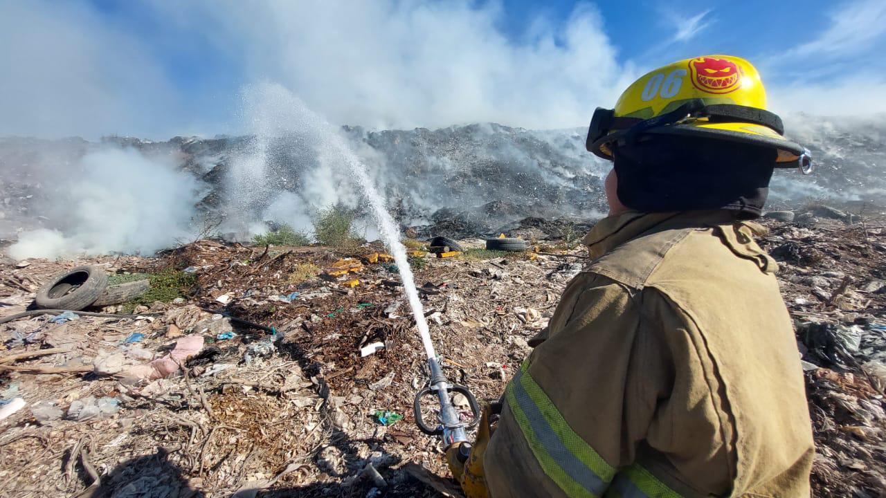 $!Arde basurón municipal de Guasave; sospechan que fue provocado