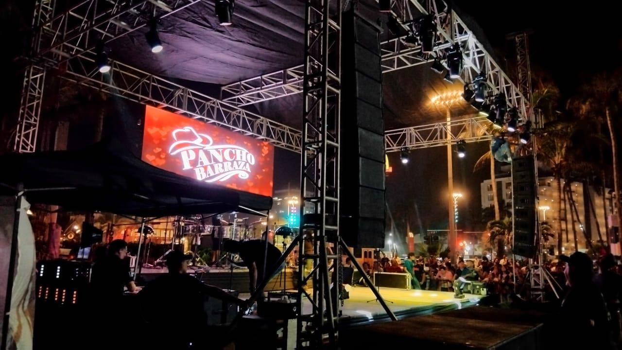 $!Pancho Barraza enamora a Mazatlán con concierto en el malecón