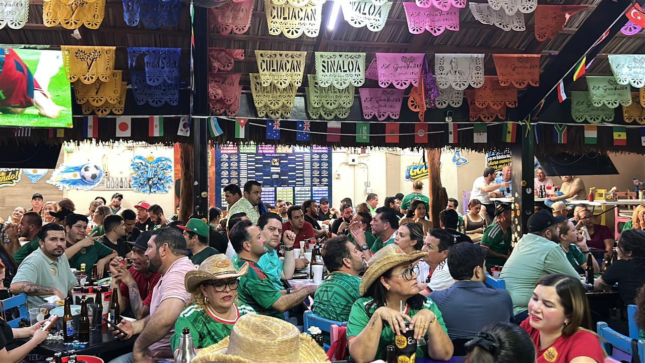 $!Afición culichi vive con intensidad el duelo de México ante Chequia en el Mundial