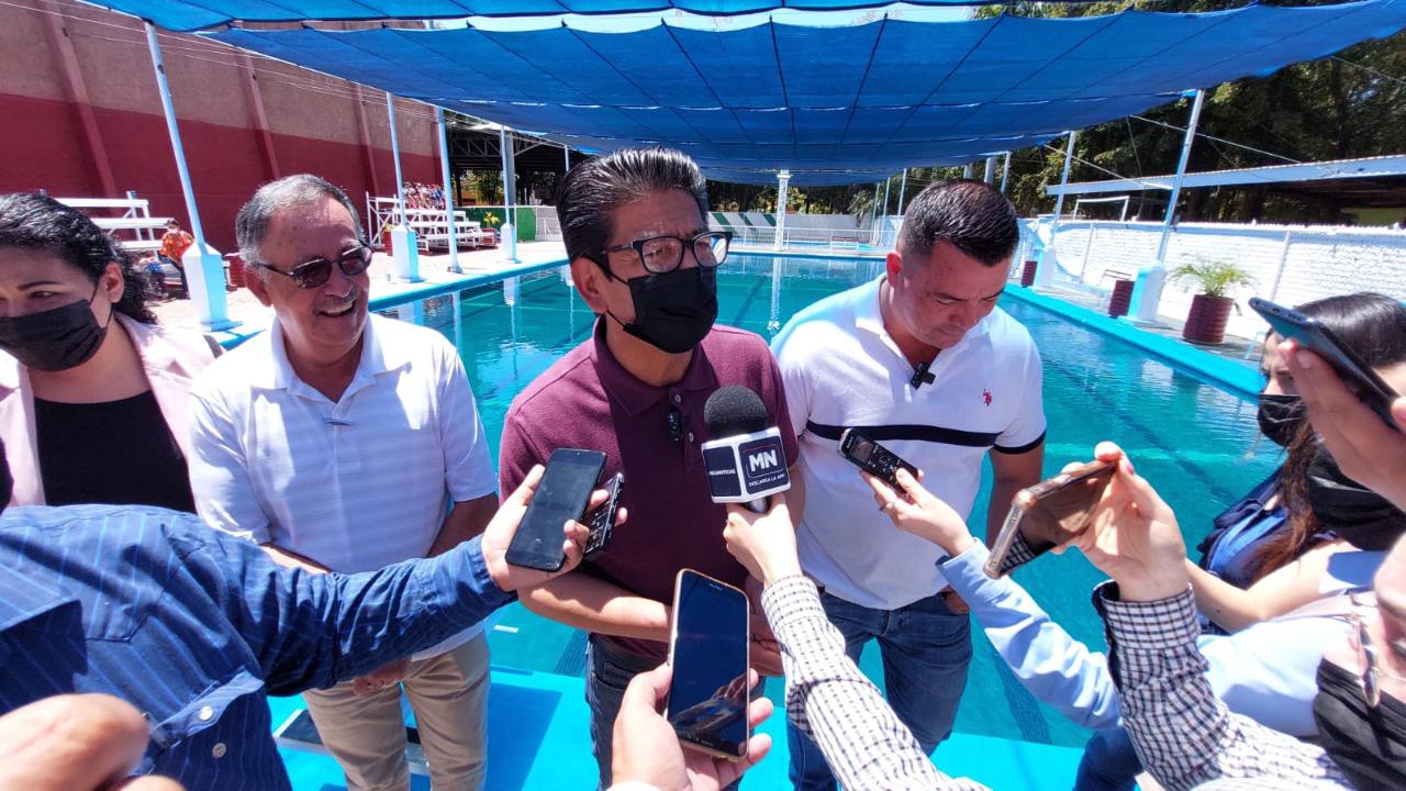 $!Entregan Alcalde de Guasave alberca rehabilitada del parque Villafañe