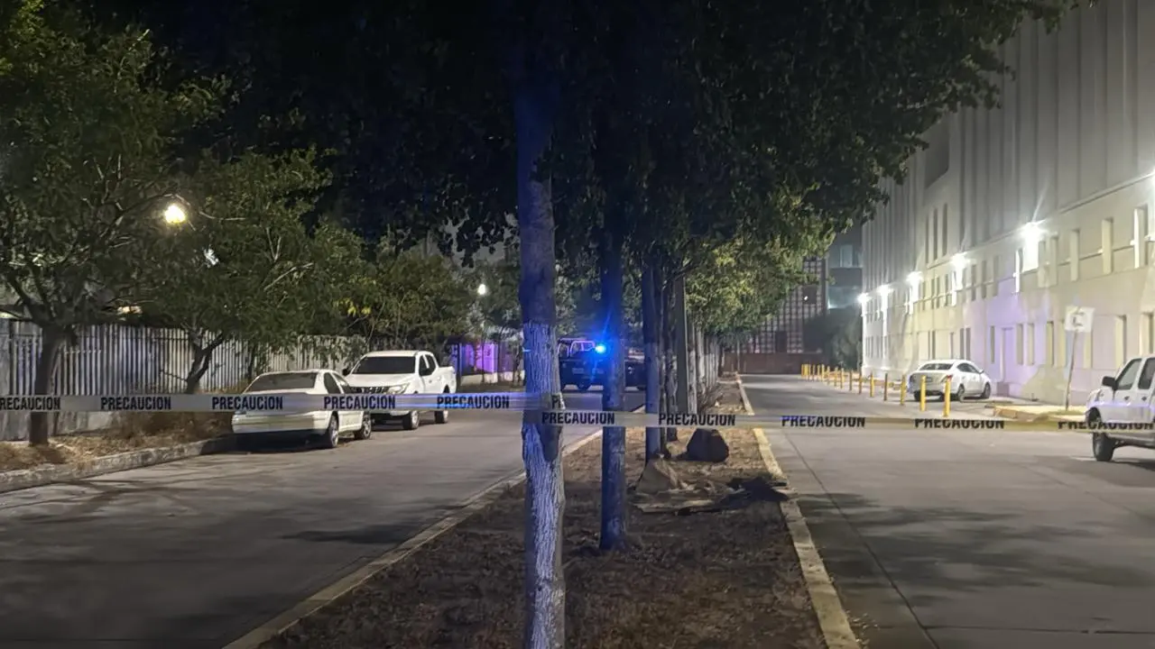 $!Localizan cuerpo con huellas de violencia en la colonia Bonanza, frente a unas oficinas de gobierno de Culiacán