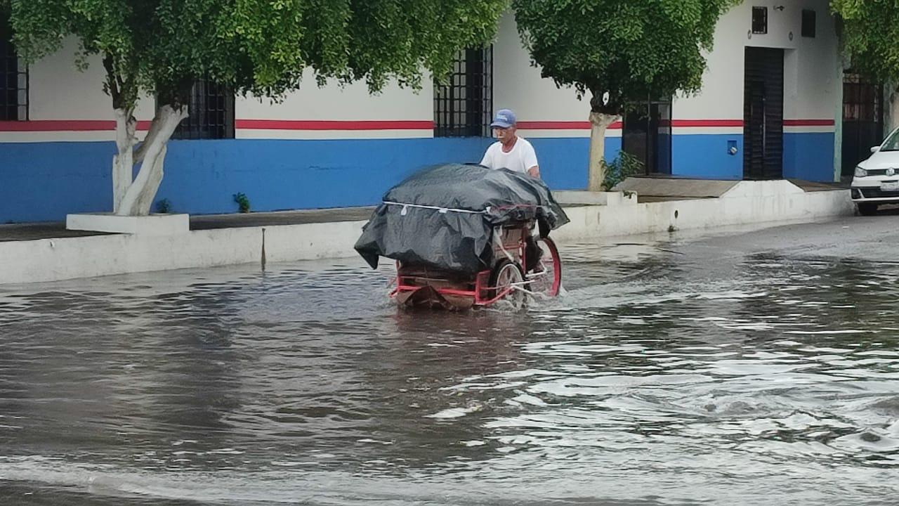 $!Por tormenta, cierran vialidades en Mazatlán tras presentar alto nivel de agua