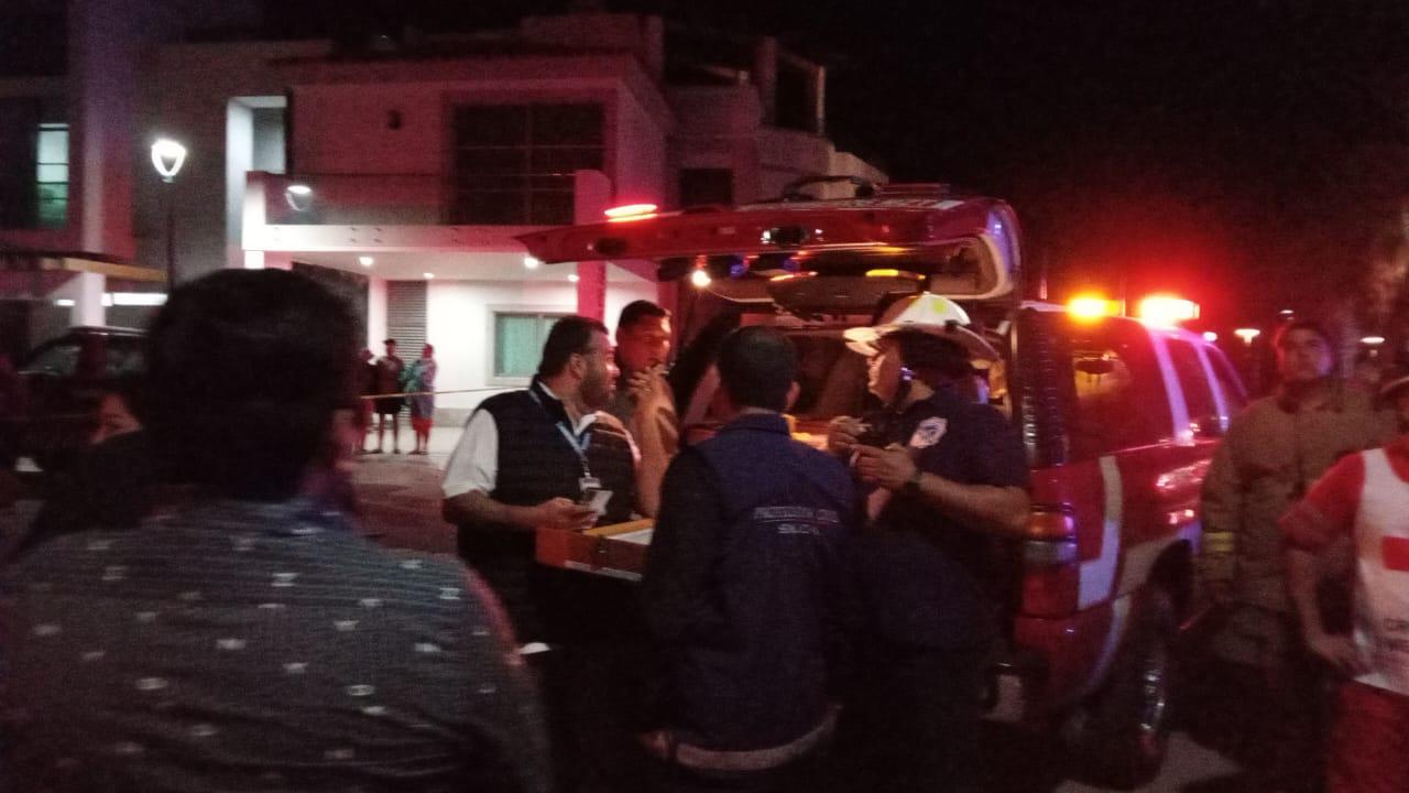 $!Se incendia piso 12 de torre en construcción en Playa Brujas, en Mazatlán; ven riesgo de colapso
