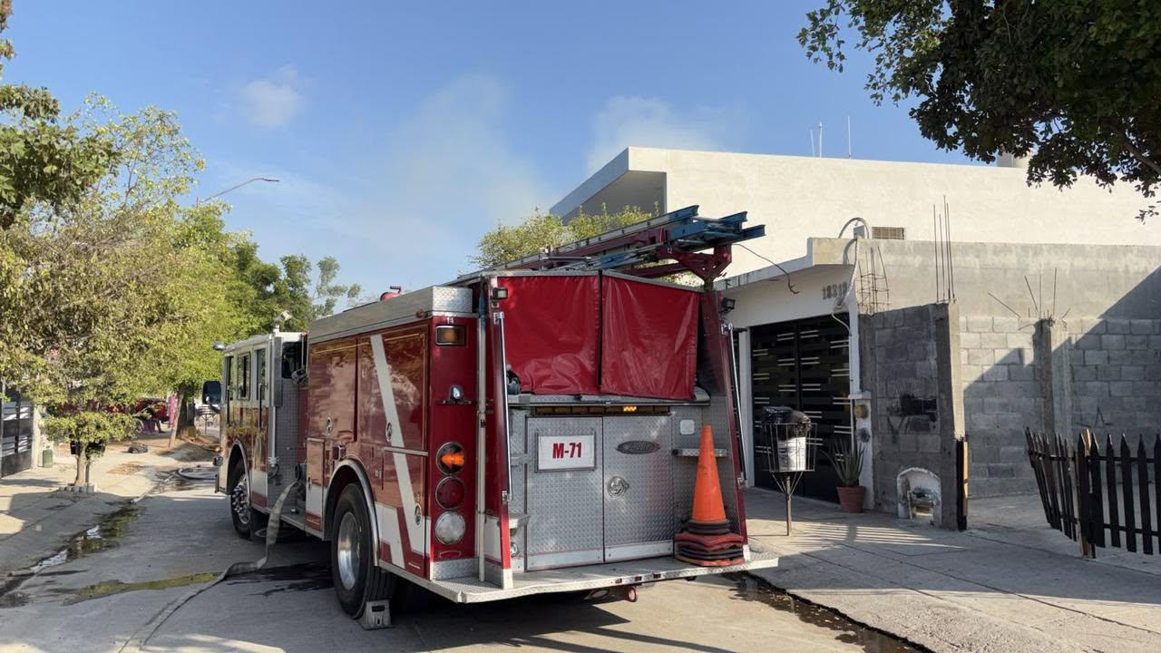 $!Consume fuego una casa habitación en Pradera Dorada IV, en Mazatlán