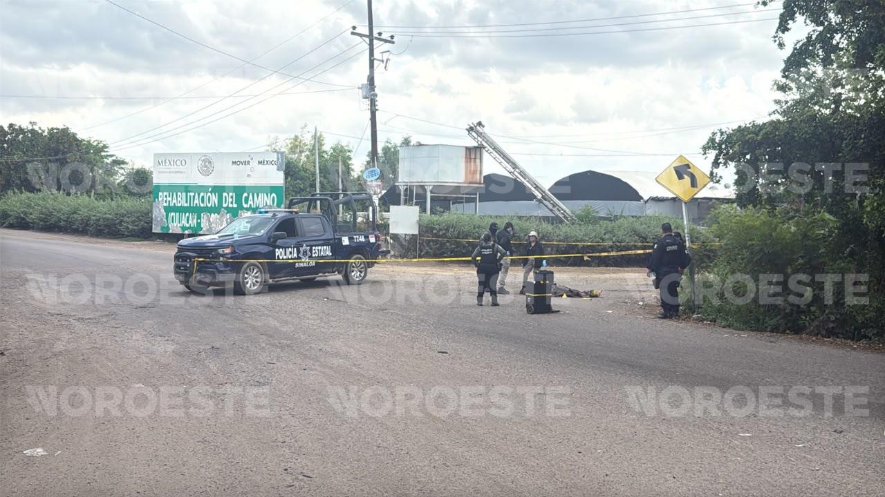 $!Hallan cuerpo sin vida de un hombre envuelto en una cobija en la carretera ‘La 20’, hacia Villa Juárez