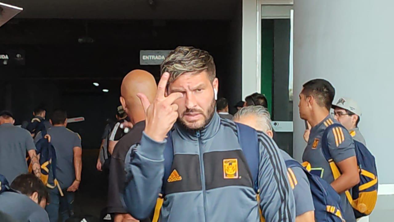 $!Gignac, Thauvin y Nahuel atienden a los aficionados de Tigres a su llegada a Mazatlán