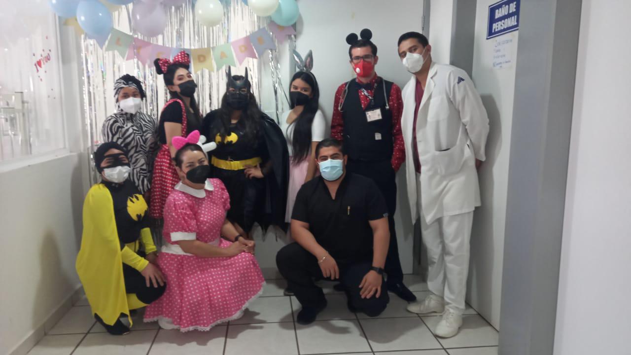 $!Pediatras de Escuinapa se disfrazan para alegrar a los niños