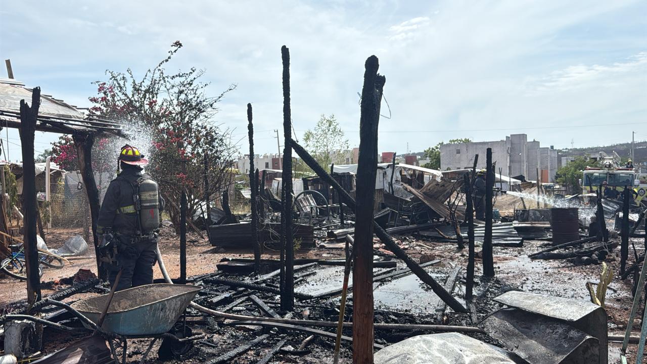 $!Incendio consume tres viviendas en asentamiento de Valle del Agua, al oriente de Culiacán