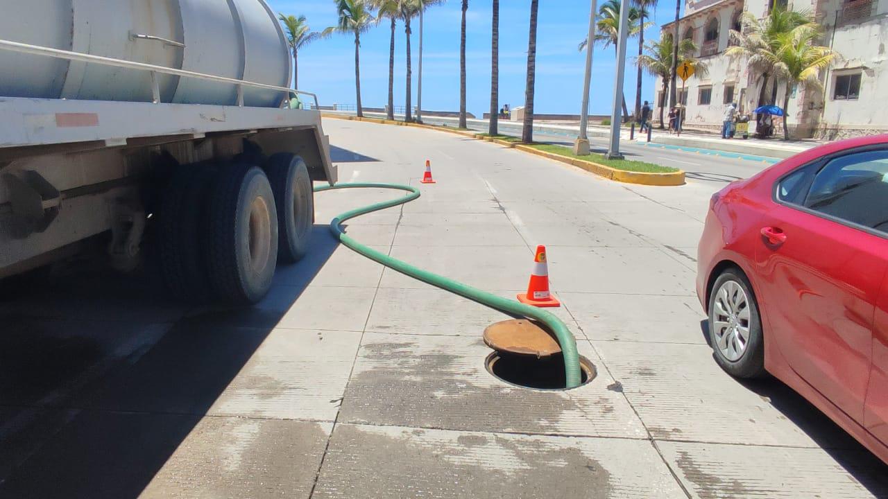 $!Por salud de quienes se bañan en Playa Pinitos, mazatlecos exigen que aguas negras no lleguen al mar